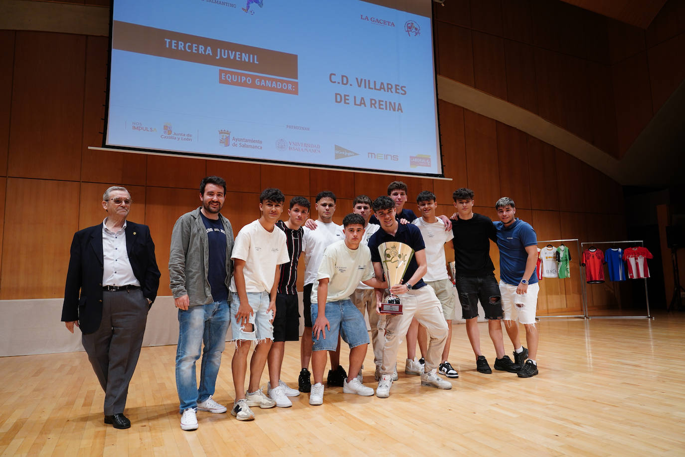 El Villares de la Reina recibe el trofeo de manos de Miguel Hernández, delegado provincial de la Real Federación de Castilla y León de Fútbol.