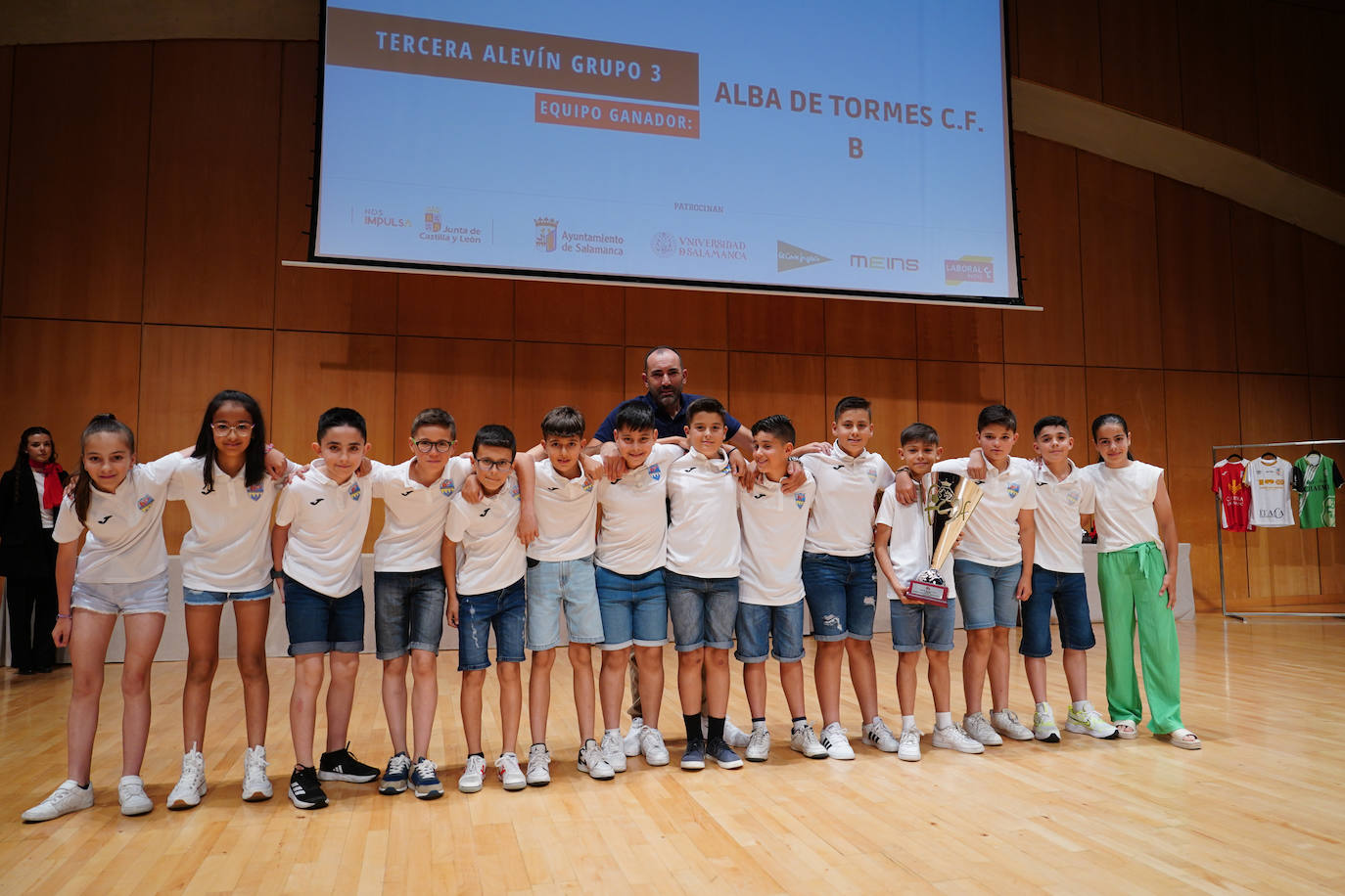 El Alba de Tormes B recibe el trofeo de manos de Candela Delgado, jugadora de la selección de Castilla y León.