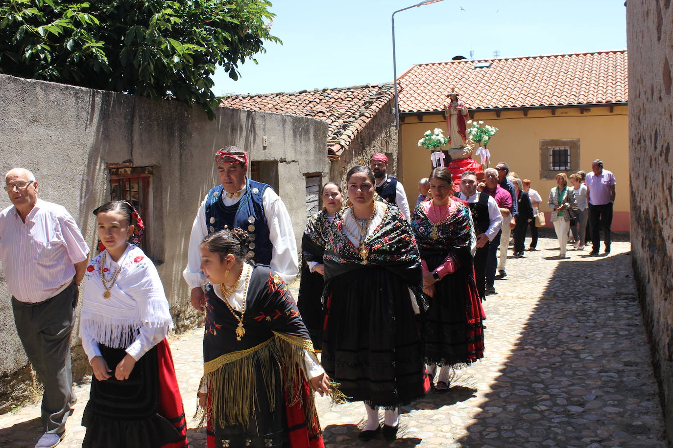 El Cabaco se viste de folclore serrano por La Emperrá