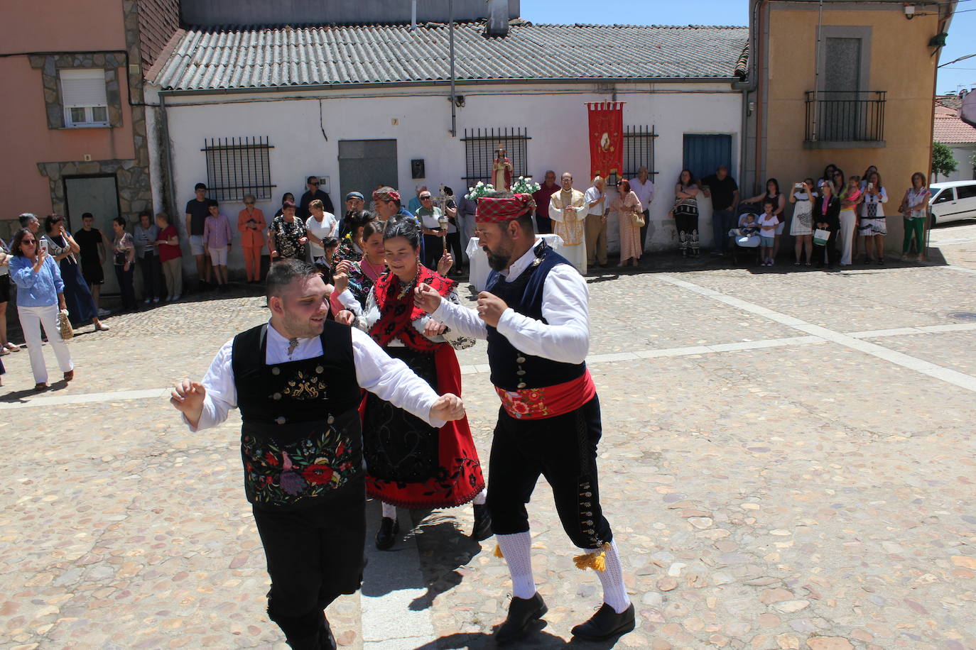 El Cabaco se viste de folclore serrano por La Emperrá
