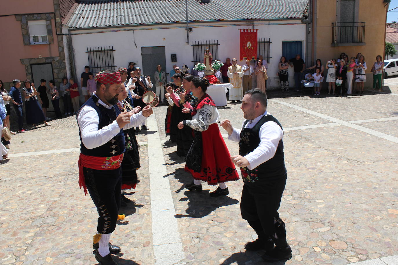 El Cabaco se viste de folclore serrano por La Emperrá