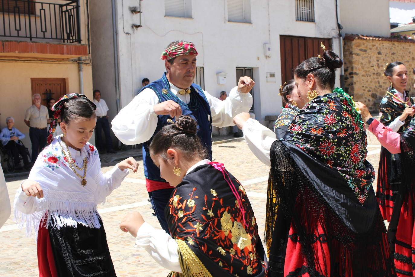 El Cabaco se viste de folclore serrano por La Emperrá