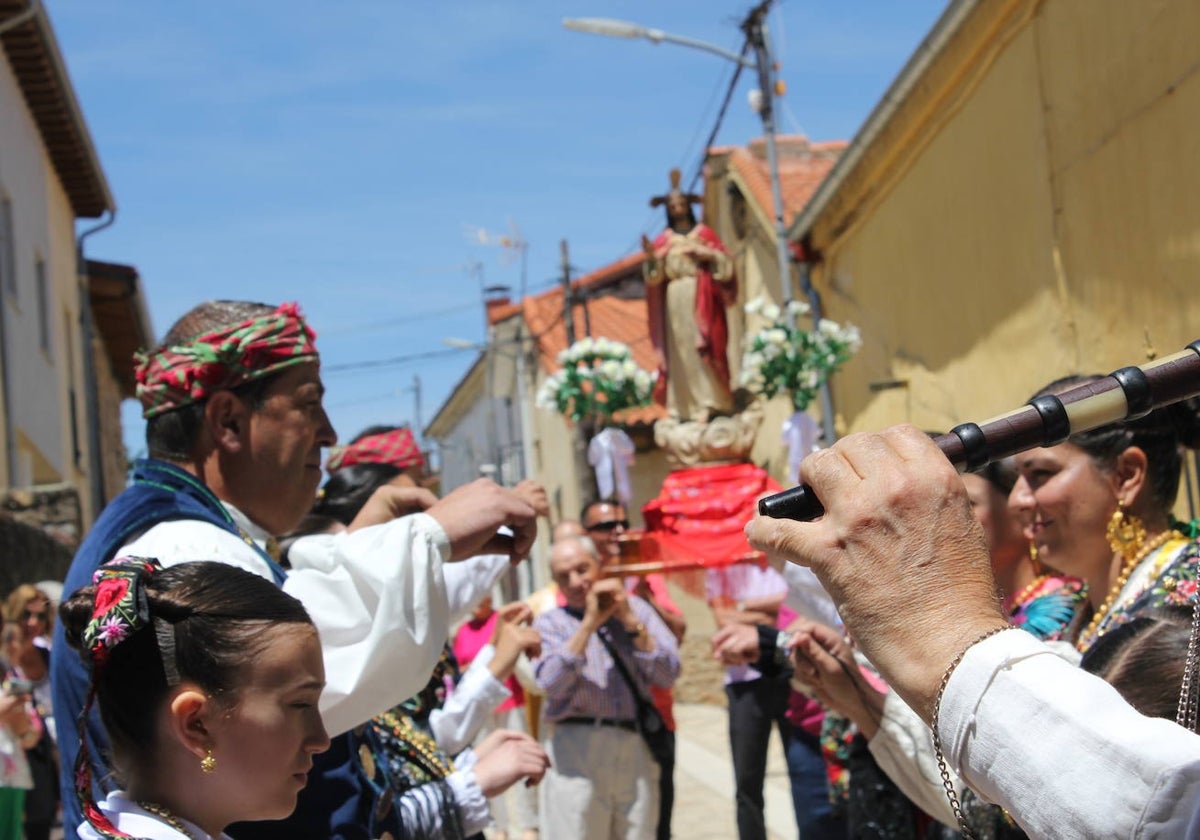 El Cabaco se viste de folclore serrano por La Emperrá