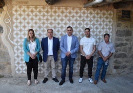 Elena Nieto, Juan Zaballos, Antonio Labrador, José Luis Martín y Juan Gil Martín, en uno de los esgrafiados