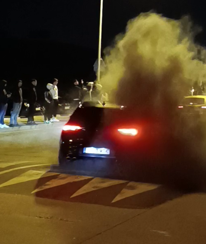 Imagen secundaria 2 - 1-Un joven da la señal de salida de una carrera.2-Dos coches en un momento de la 'lanzada'.3-Un turismo echa humo.