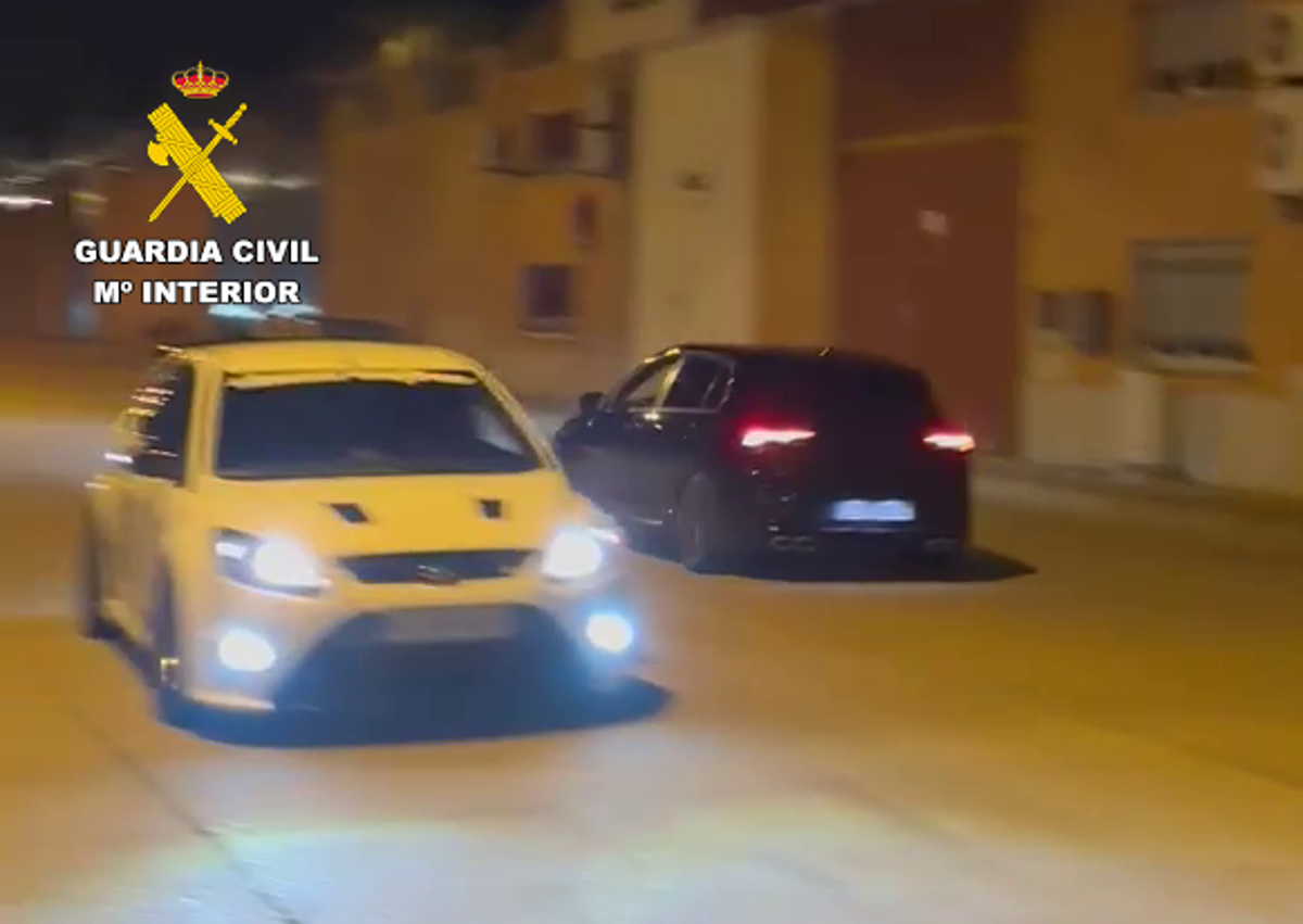 Imagen secundaria 1 - 1-Un joven da la señal de salida de una carrera.2-Dos coches en un momento de la 'lanzada'.3-Un turismo echa humo.