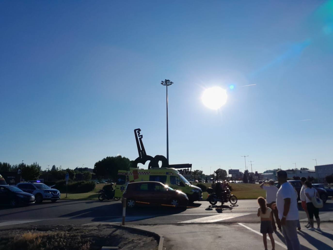 Dos heridos en una colisión entre una moto y un turismo en la rotonda de Las Llaves de la Ciudad