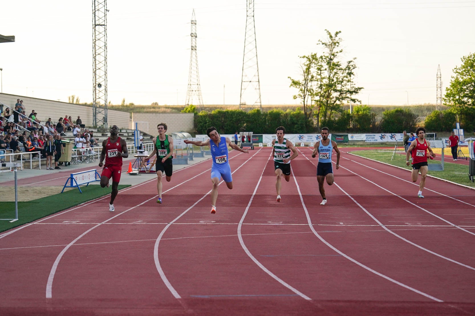 Las mejores imágenes de una gran tarde de atletismo en Las Pistas del Helmántico