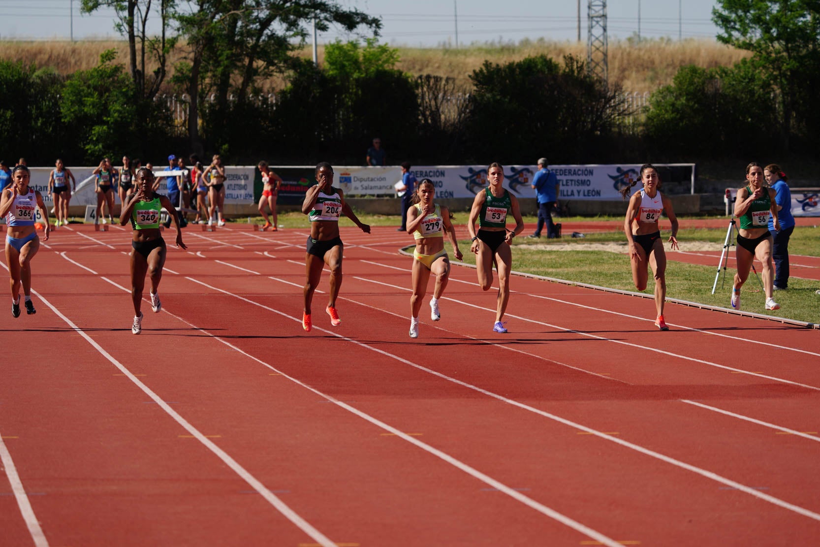 Las mejores imágenes de una gran tarde de atletismo en Las Pistas del Helmántico