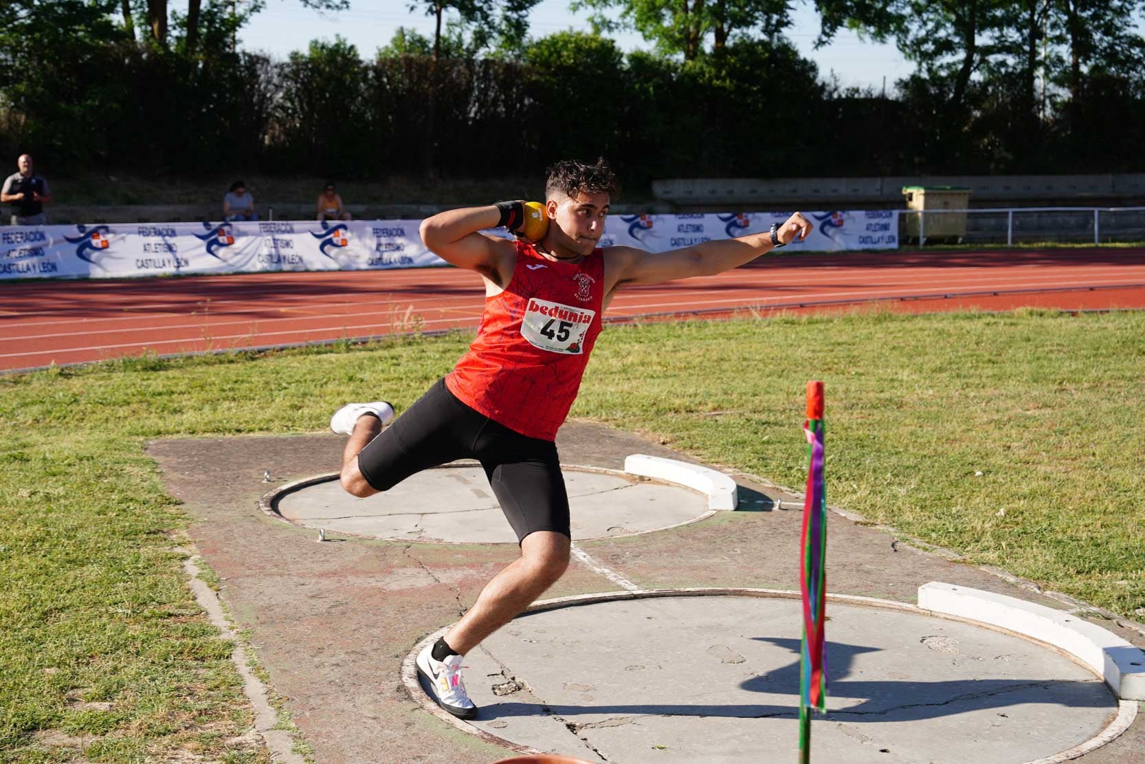 Las mejores imágenes de una gran tarde de atletismo en Las Pistas del Helmántico