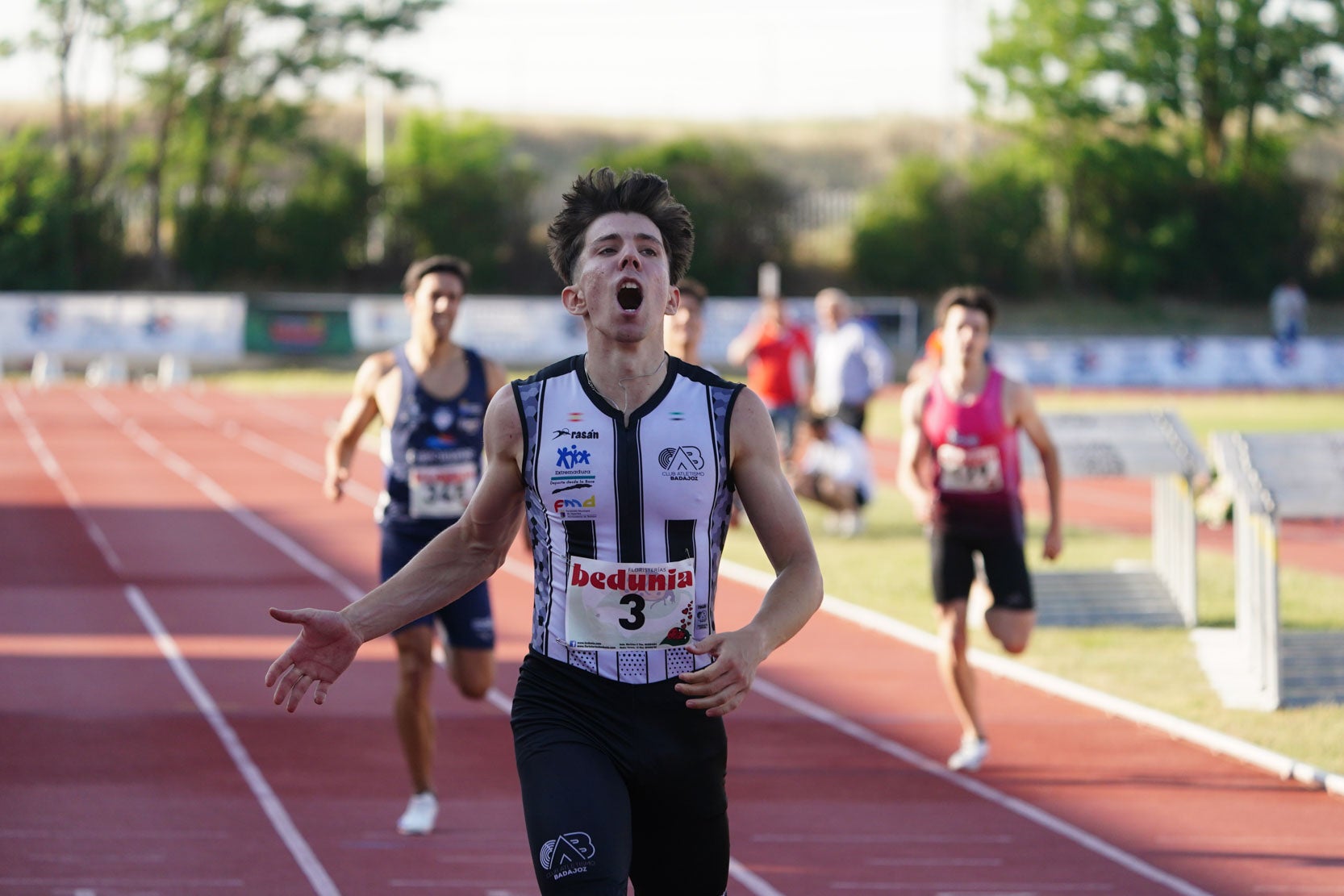 Las mejores imágenes de una gran tarde de atletismo en Las Pistas del Helmántico