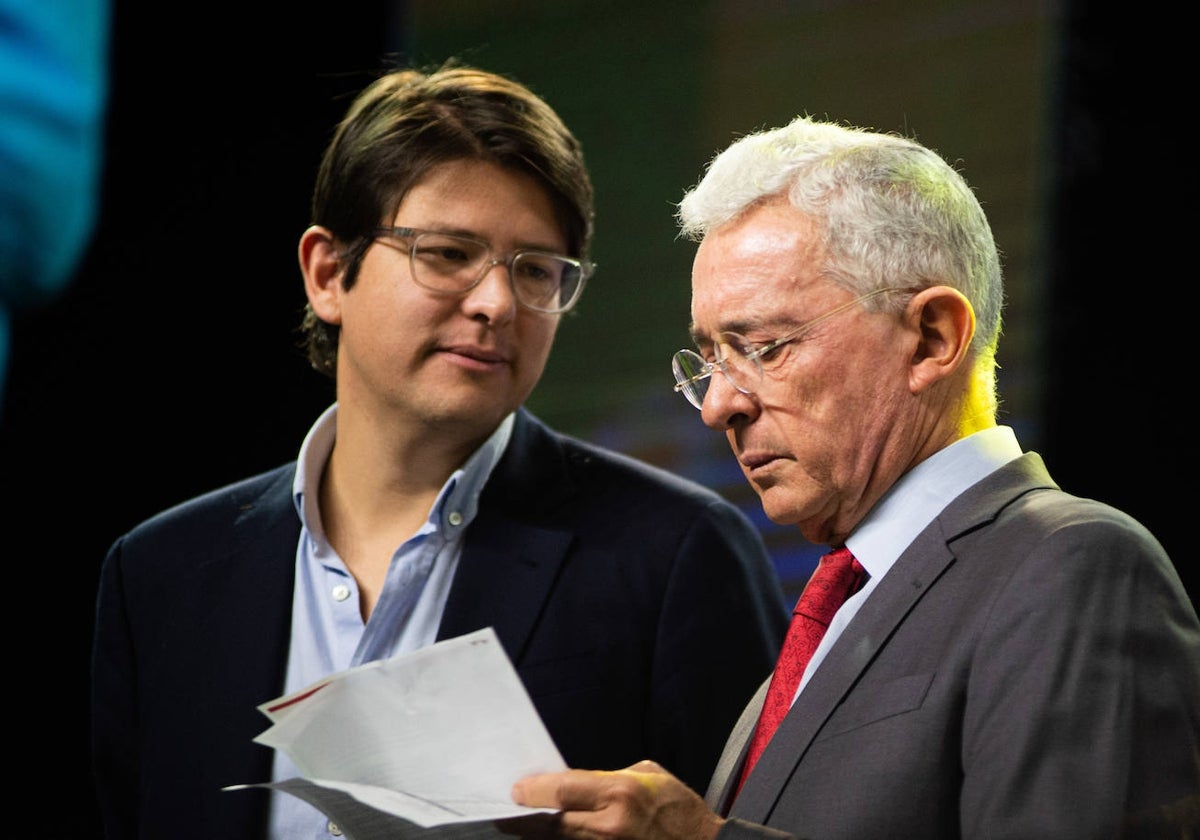 El aspirante a Presidente y senador de Colombia, Miguel Uribe (izquierda)
