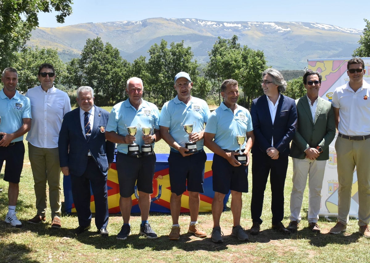 Imagen secundaria 1 - Imagen de los tres equipos ganadores en el torneo de golf. 