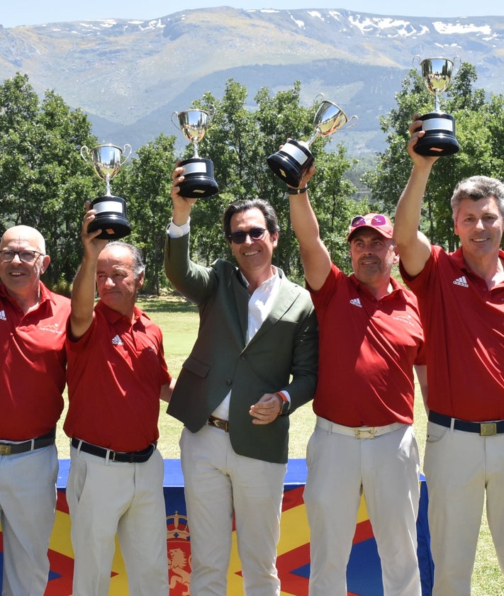 Imagen secundaria 2 - Imagen de los tres equipos ganadores en el torneo de golf. 