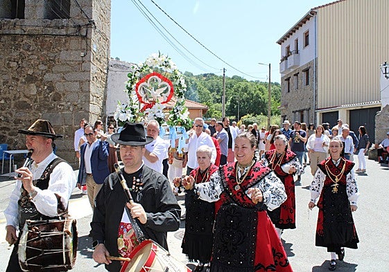 Inicio de la procesión con la imagen del Espíritu Santo