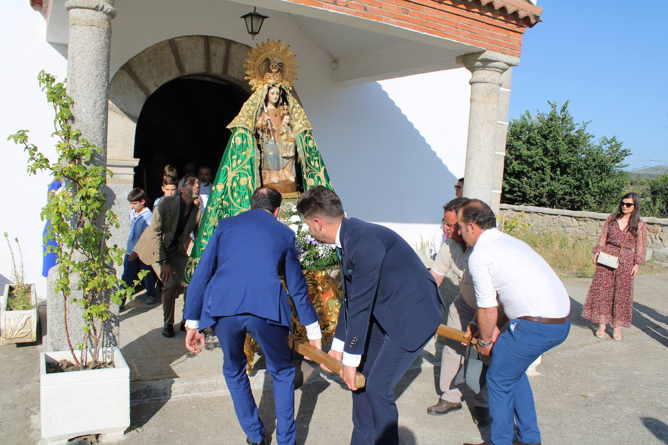 Los fieles acompañan a la Virgen de Valparaíso en Santibáñez de Béjar