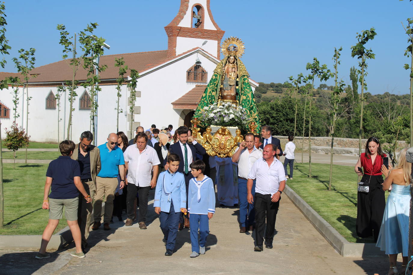 Los fieles acompañan a la Virgen de Valparaíso en Santibáñez de Béjar