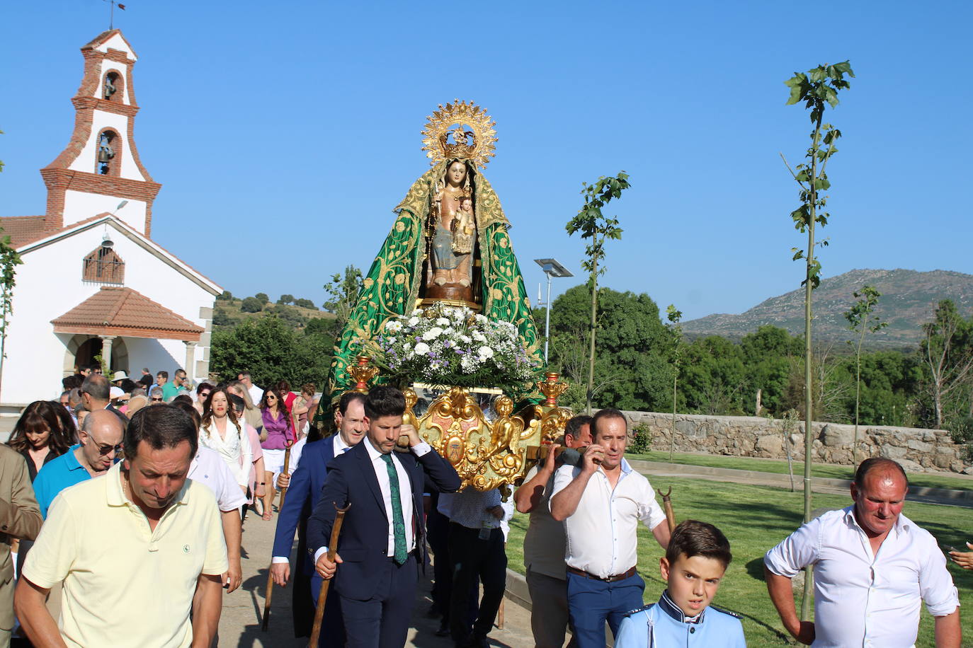 Los fieles acompañan a la Virgen de Valparaíso en Santibáñez de Béjar