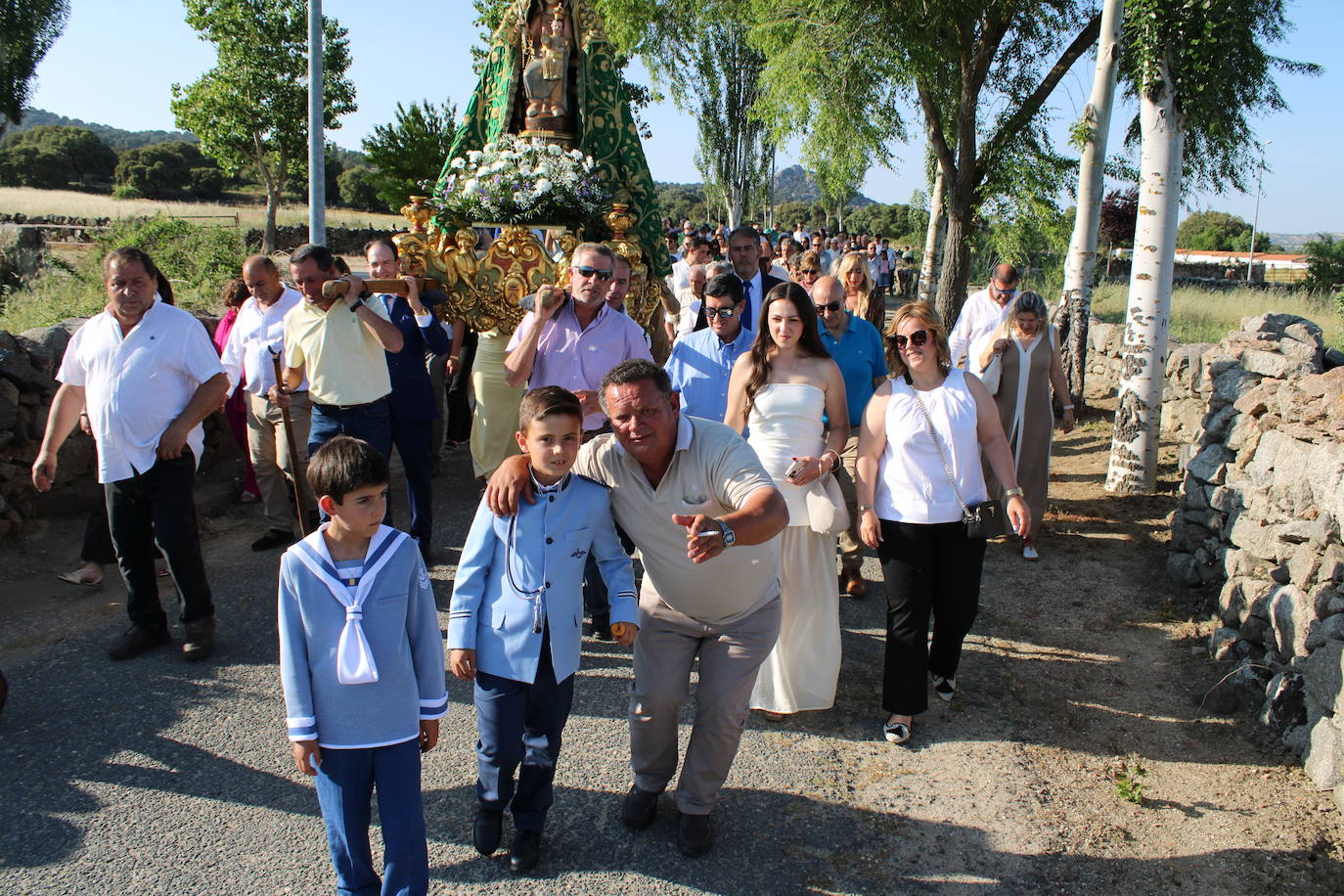 Los fieles acompañan a la Virgen de Valparaíso en Santibáñez de Béjar