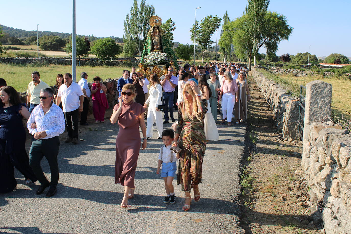 Los fieles acompañan a la Virgen de Valparaíso en Santibáñez de Béjar