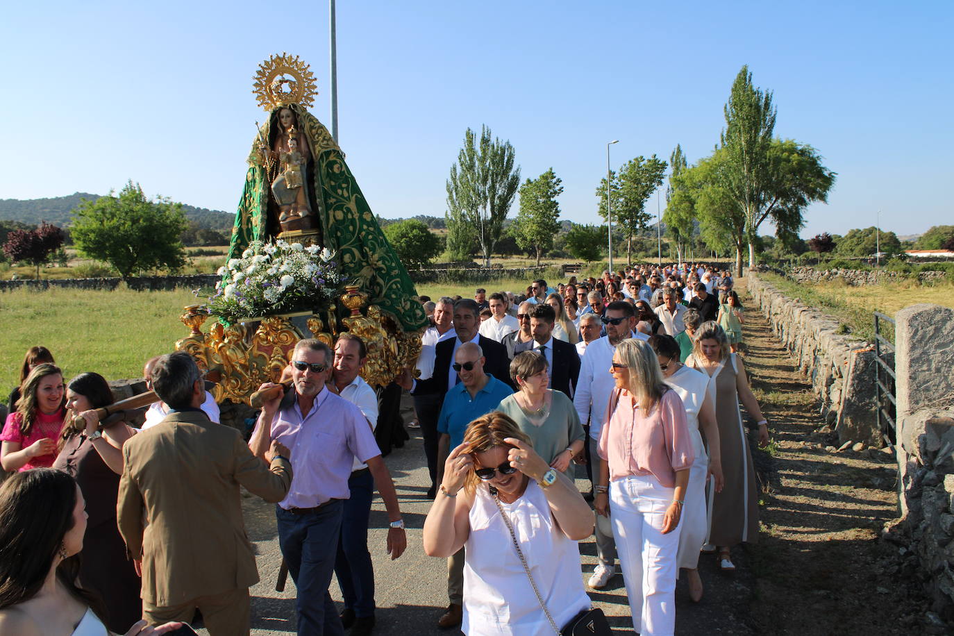 Los fieles acompañan a la Virgen de Valparaíso en Santibáñez de Béjar