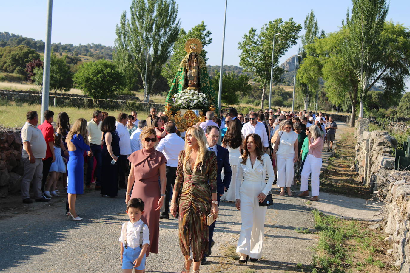 Los fieles acompañan a la Virgen de Valparaíso en Santibáñez de Béjar