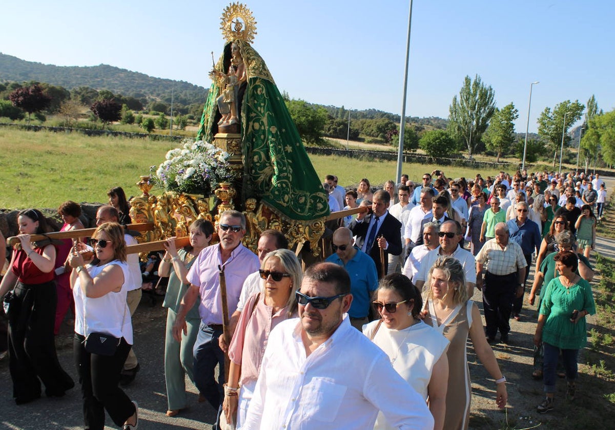 Los fieles acompañan a la Virgen de Valparaíso en Santibáñez de Béjar