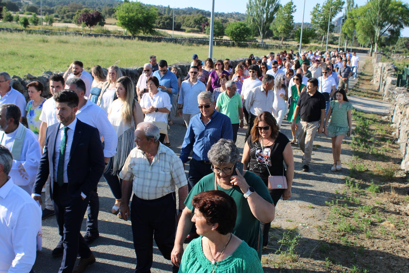 Los fieles acompañan a la Virgen de Valparaíso en Santibáñez de Béjar