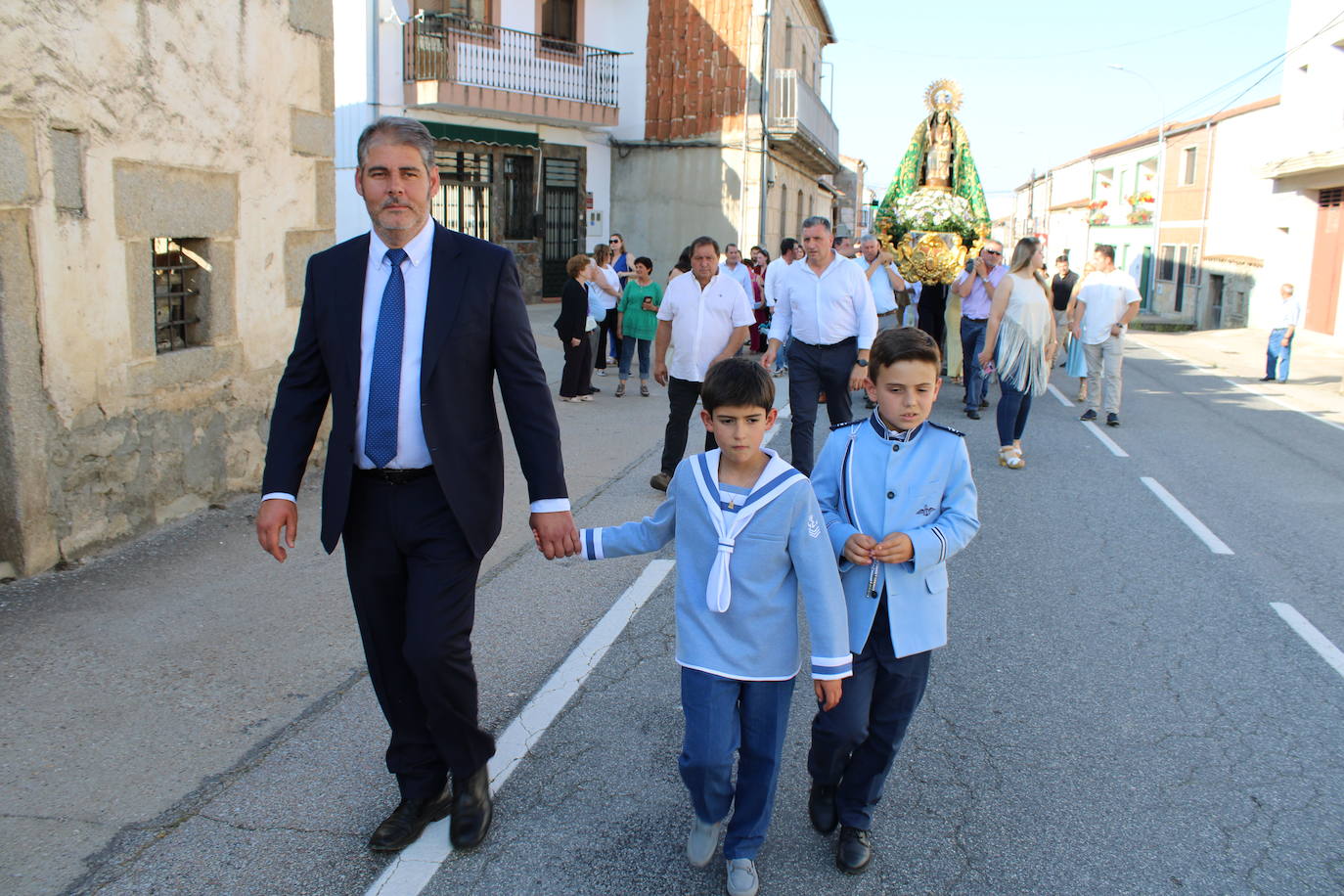 Los fieles acompañan a la Virgen de Valparaíso en Santibáñez de Béjar