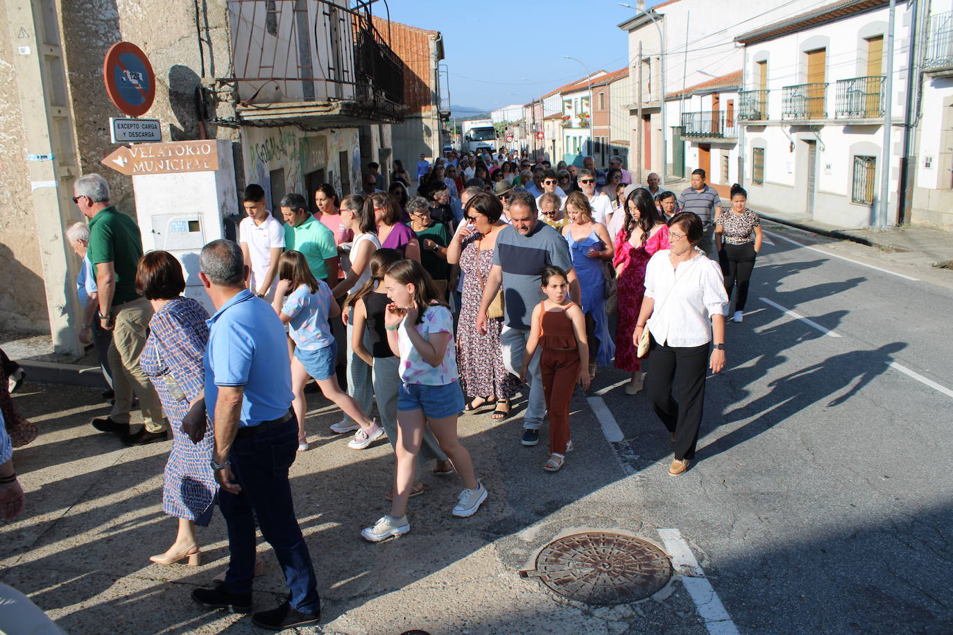 Los fieles acompañan a la Virgen de Valparaíso en Santibáñez de Béjar