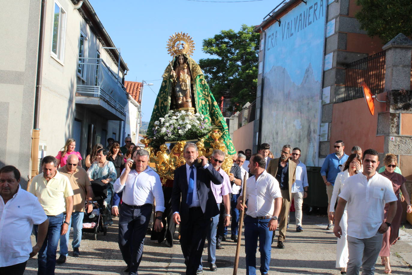 Los fieles acompañan a la Virgen de Valparaíso en Santibáñez de Béjar