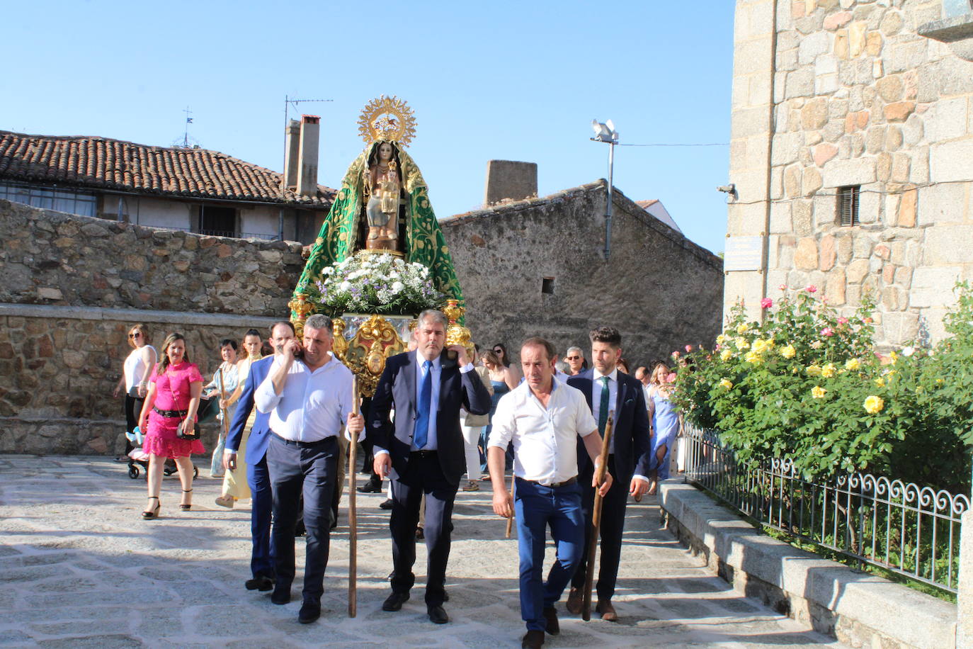 Los fieles acompañan a la Virgen de Valparaíso en Santibáñez de Béjar