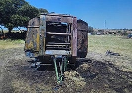 La empacadora de paja calcinada en Aldeavieja de Tormes.
