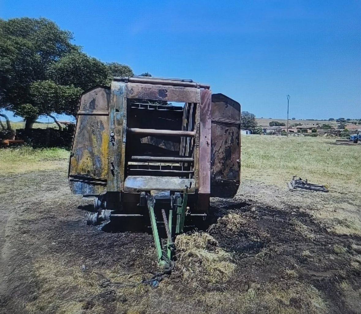 La empacadora de paja calcinada en Aldeavieja de Tormes.