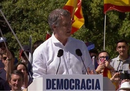 El líder del PP, Alberto Núñez Feijoo, durante su intervención en la concentración 'Mafia o Democracia'