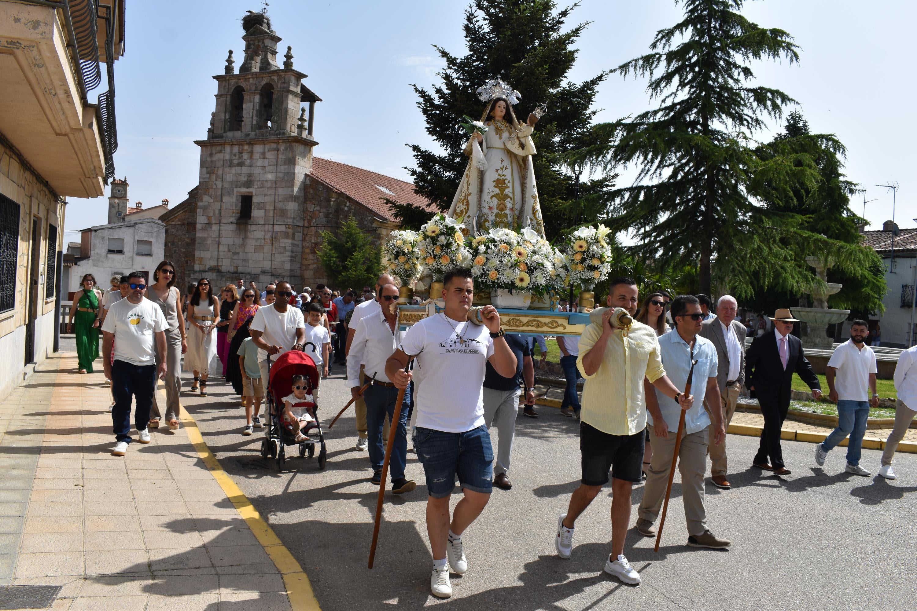 Calvarrasa de Arriba honra a la Virgen de la Peña en su paseo hacia la ermita del siglo XVII
