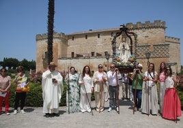 El grupo de mayordomas salientes junto a la imagen de la Virgen de los Remedios en su parada junto al Castillo del Buen Amor