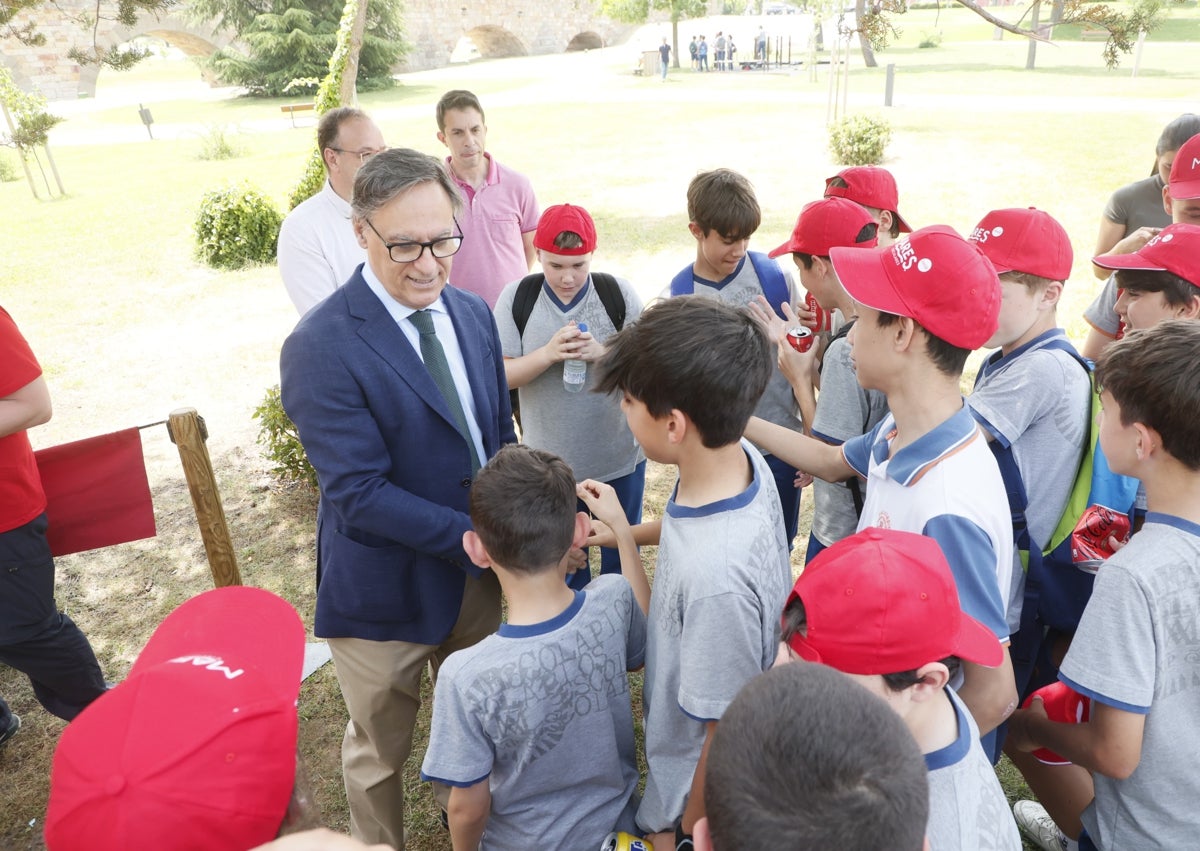Imagen secundaria 1 - Misión un Tormes más limpio: más de un centenar de niños y voluntarios recogen residuos por la ribera del río