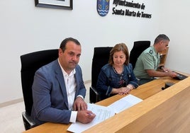El alcalde de Santa Marta, David Mingo, y la subdelegada del Gobierno, Rosa López, durante la firma del convenio.