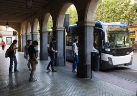 Jóvenes subiendo a un autobús metropolitano en la Gran Vía.