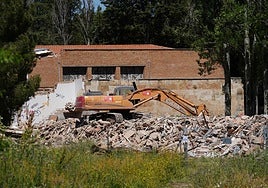 Un momento del derribo de la antigua residencia San Juan de Dios.