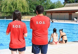 Socorristas y bañistas este fin de semana en las piscinas municipales Rosa Colorado.