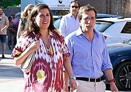 Teresa Urquijo y el alcalde de Madrid, José Luis Martínez-Almeida.