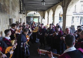 Un grupo de tunos en los portales de San Antonio
