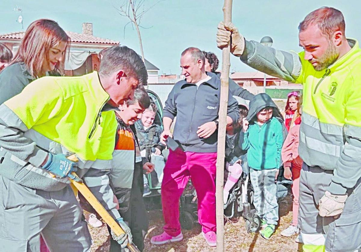 Una de las actividades medioambientales con los niños, la plantación de árboles.