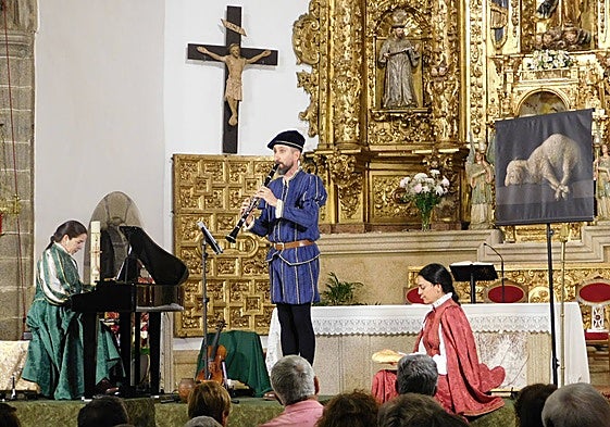 Momento de la actuación en la iglesia de Candelario