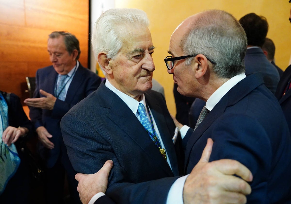 El maestro Santiago Martín 'El Viti' y Javier Iglesias, presidente de la Diputación.