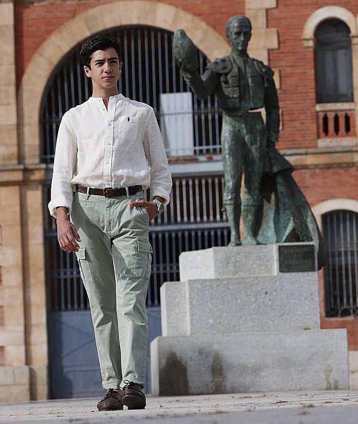 Imagen secundaria 2 - Tres momentos de la visita de Marco Pérez a La Glorieta en la previa de su presentación como matador de toros este sábado, 14 de junio, para actuar mano a mano con Morante de la Puebla.