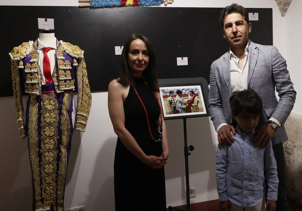 Javier Valverde con su hijo Mateo y la concejala Carmen Seguín con el terno donado y una fotografía de su alternativa.