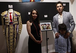 Javier Valverde con su hijo Mateo y la concejala Carmen Seguín con el terno donado y una fotografía de su alternativa.